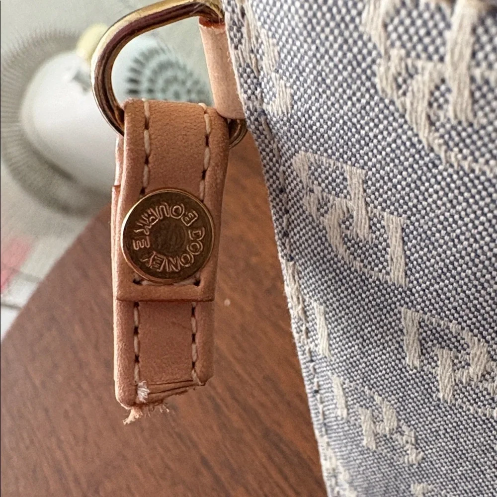 Dooney Bourke monogram, wristlet Clutch Canvas gray/cream missing wristlet strap